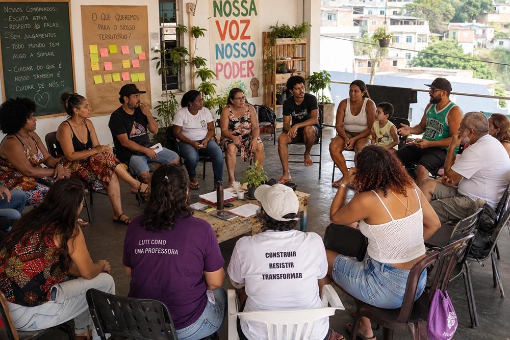 Pessoas em diálogo e participação comunitária
